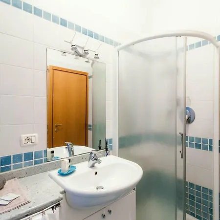 Window Flat - The House Of Travelers