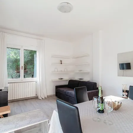 Window Flat - The House Of Travelers