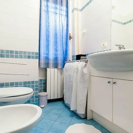 Window Flat - The House Of Travelers *