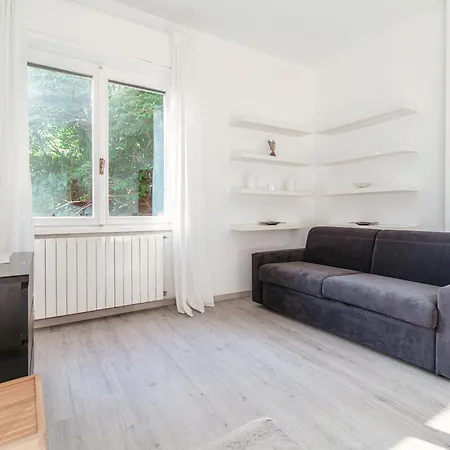 Window Flat - The House Of Travelers