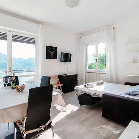 Window Flat - The House Of Travelers