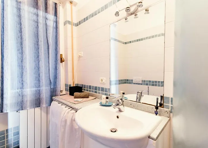 Window Flat - The House Of Travelers