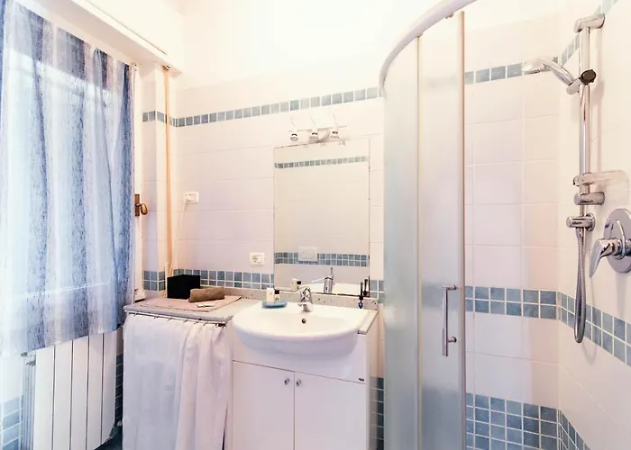 Window Flat - The House Of Travelers