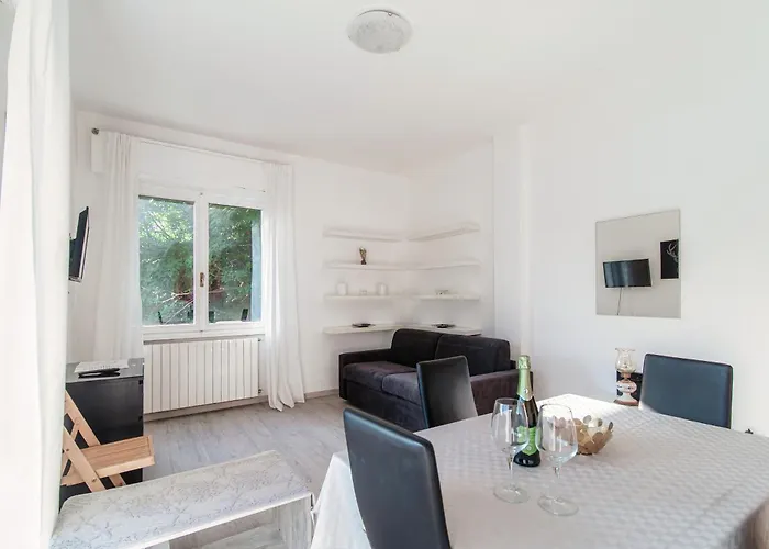 Window Flat - The House Of Travelers