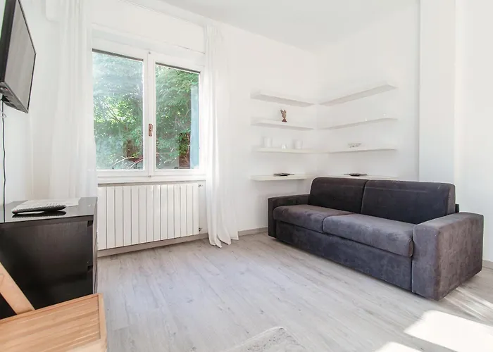 Window Flat - The House Of Travelers