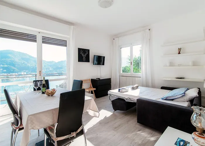 Window Flat - The House Of Travelers