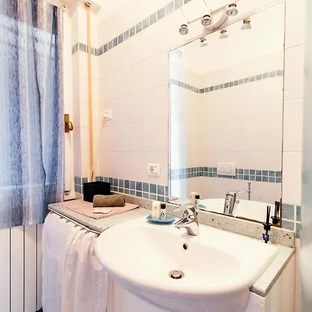 Window Flat - The House Of Travelers