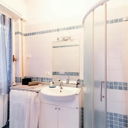 Window Flat - The House Of Travelers